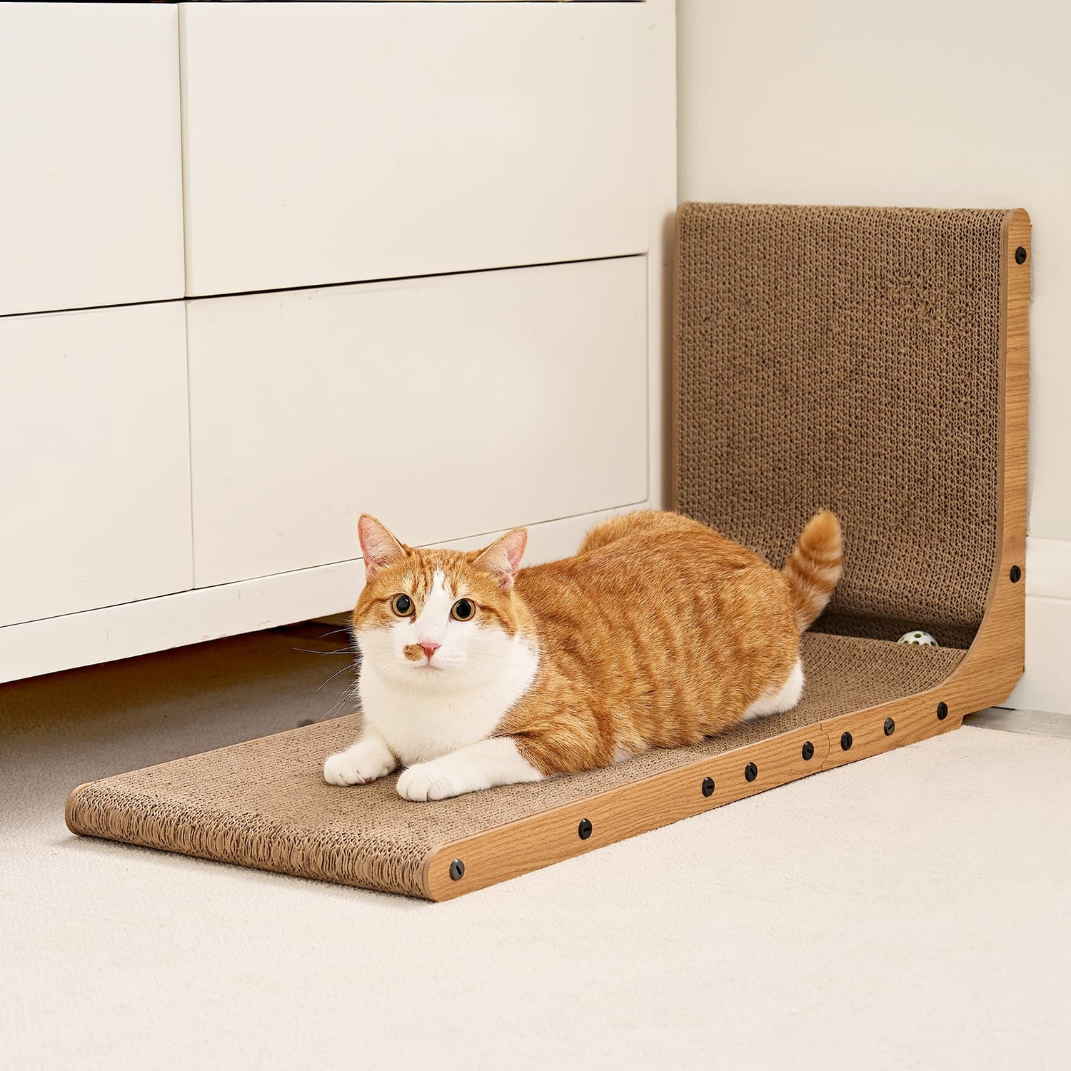 EHEYCIGA Kratzbrett Katze – L-Form, 68 cm Hoch, Hochdicht &amp; Verschleißfest – Für Wand und Ecke – Inklusive Katzenspielzeug – Groß